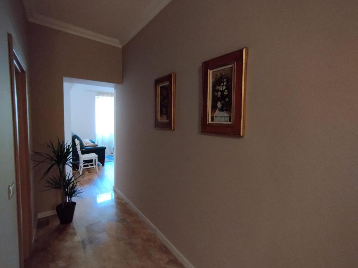 Art Gallery 1 *